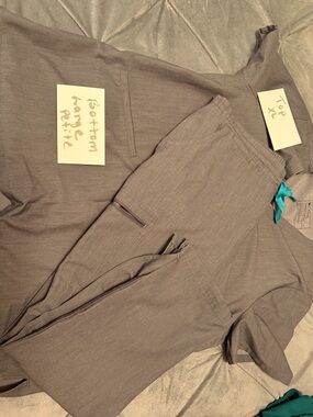 Figs Women's Scrub Set in graphite Gray